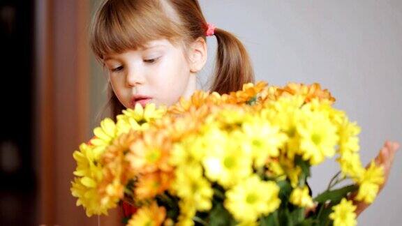 小女孩抱着一束黄花