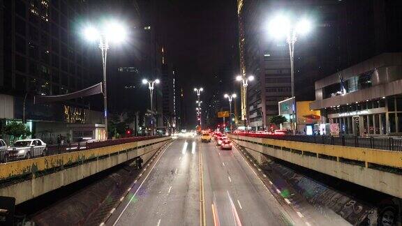 巴西圣保罗保利斯塔大街夜间交通的时间流逝
