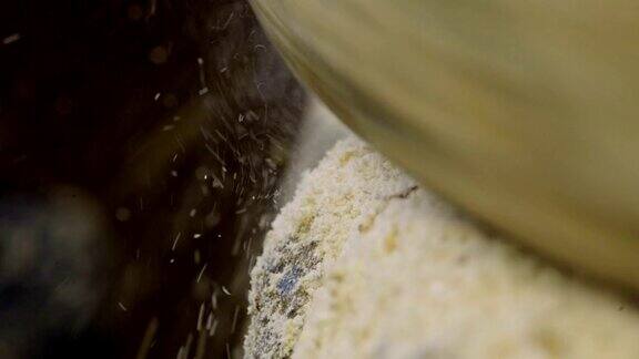 磨盘磨小麦的微距镜头