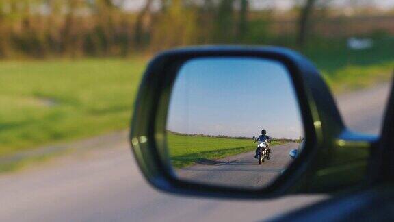 汽车后视镜可以看到摩托车