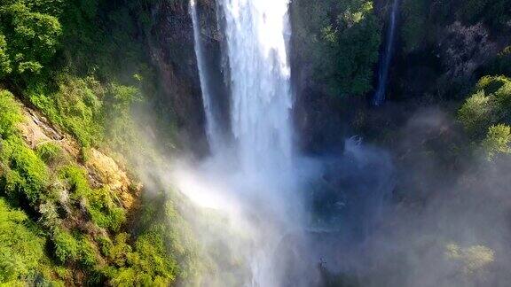 意大利翁布里亚的马莫尔瀑布鸟瞰图