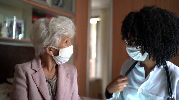 家访期间的健康访视员和一名老年妇女