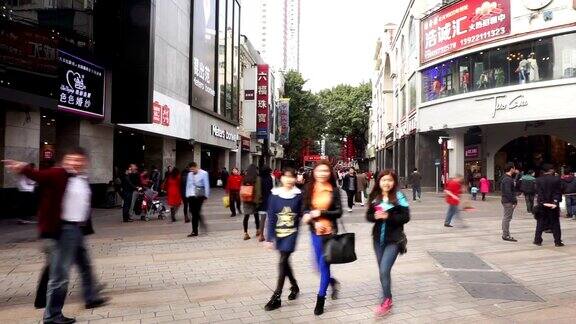 广州的人群、步行街和商业建筑外观时光流逝
