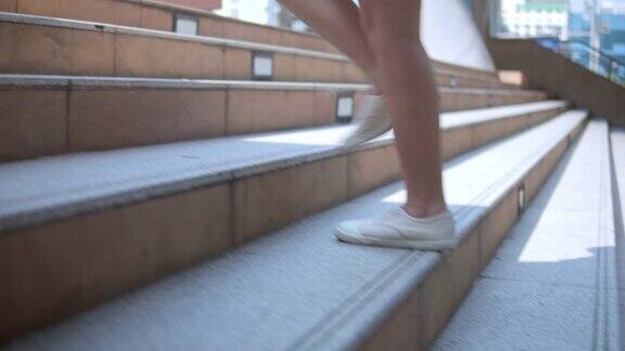 女人的腿在城市的楼梯上慢镜头