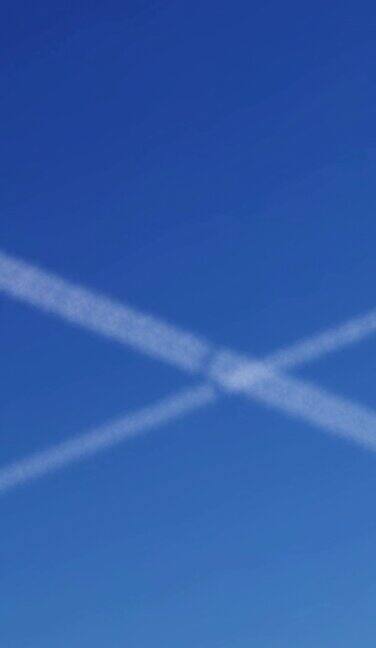 两架飞机在蓝天上