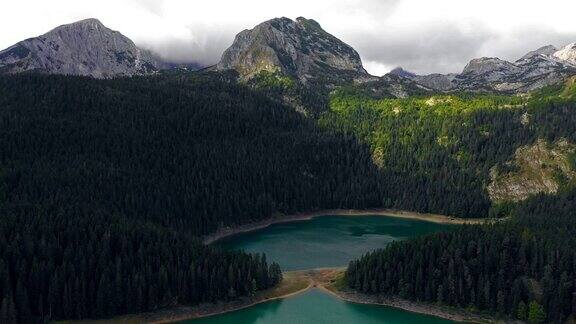 鸟瞰图一个迷人的山地湖泊和森林
