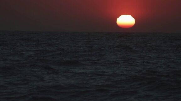 从一艘帆船上望去:夕阳下的红日海