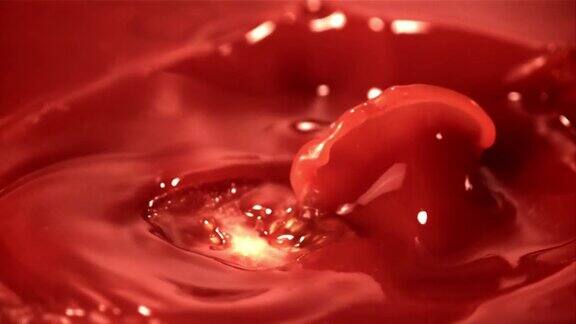 番茄汁中超级慢动作滴下一片番茄用高速摄像机以每秒1000帧的速度拍摄