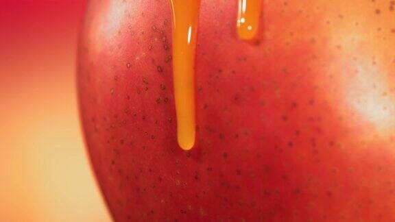 芒果汁从成熟多汁的芒果王的表面流下来慢动作