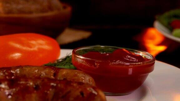 烤香肠配番茄酱和蔬菜
