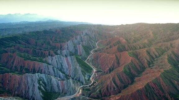 中国新疆天山丹霞地貌鸟瞰图