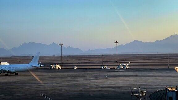 沙漠山区机场飞机降落和起飞机场登机高峰期时间延误