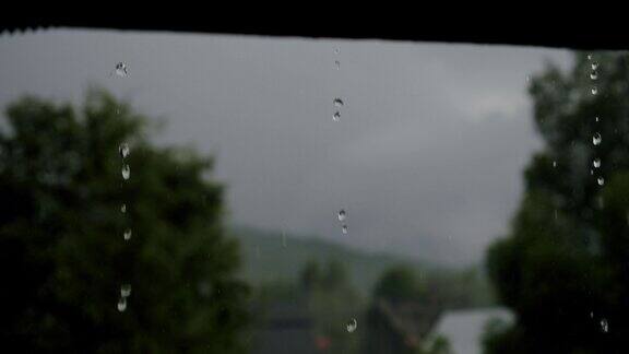 雨滴从屋顶滴落下来慢动作