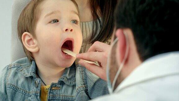 小男孩正在做喉咙检查