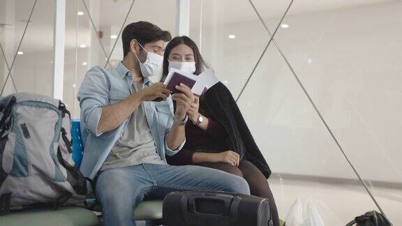 一对可爱的情侣在机场候机时自拍或视频通话