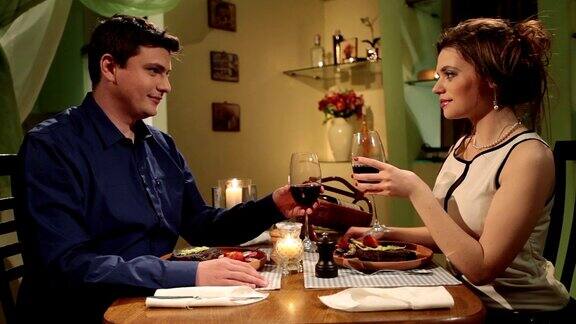 浪漫的约会 小情侣共进烛光晚餐