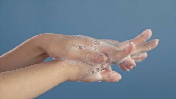 女人洗手小女孩在浴室用水和肥皂洗手慢镜头