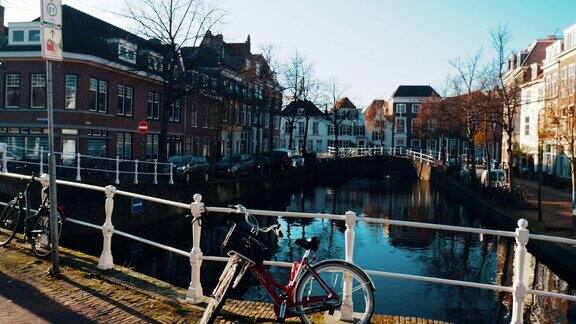 荷兰南部省份代尔夫特的运河和城市景色在秋天晴朗的一天