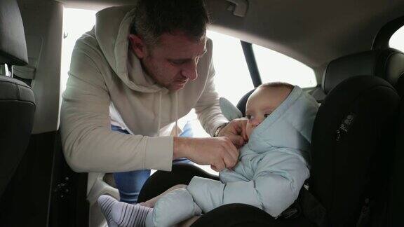 宝宝被绑在车里