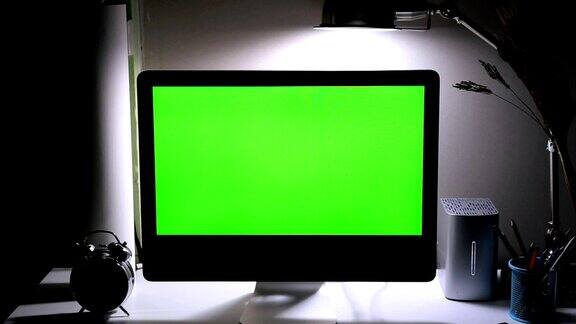 桌子上绿色的电脑屏幕