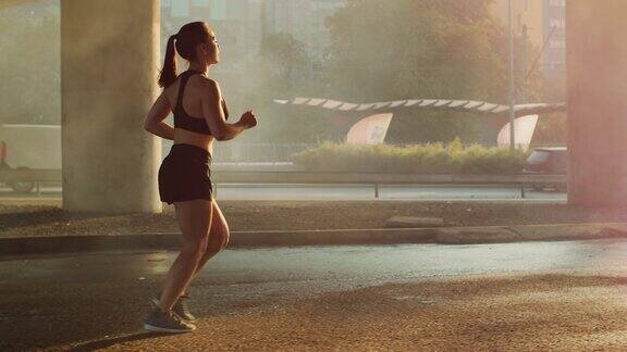 健身女孩在街道慢跑