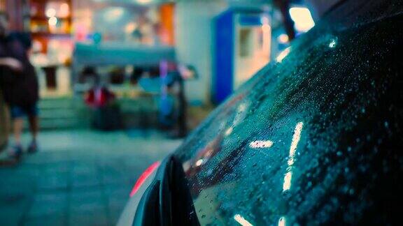 城市车流在城市下雨