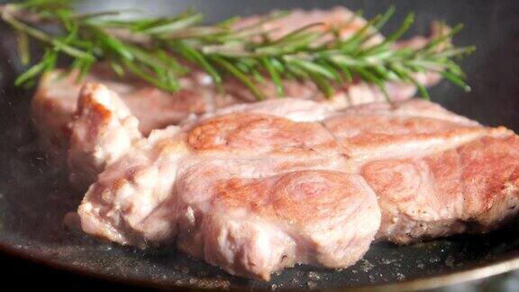 烤牛排用火焰烤牛排与香料分离多汁牛排五分熟牛肉与香料