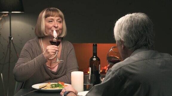 老夫妇在餐厅浪漫约会
