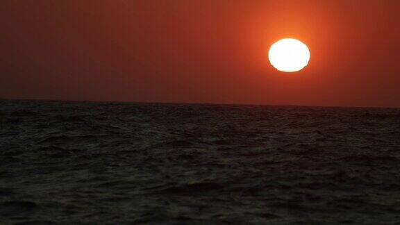 风平浪静的北海:红日落山