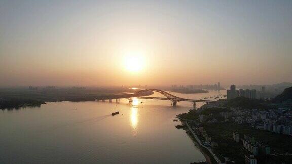 中国南沙区明珠湾大桥的倾斜
