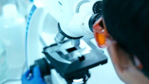 在实验室里观察显微镜的研究人员概念科学