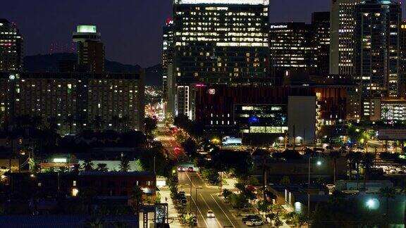 夜幕降临时无人机拍摄的凤凰城市中心