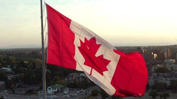 航拍照片显示加拿大国旗在风中飘扬加拿大日在卡尔加里阿尔伯塔加拿大