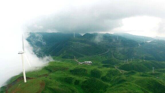 中国贵州乌蒙草原上的风力发电机航拍