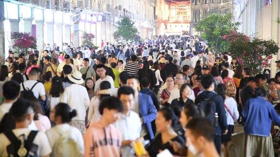 夜晚在城市街道上行走的人群