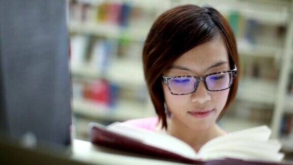 女孩在图书馆看书