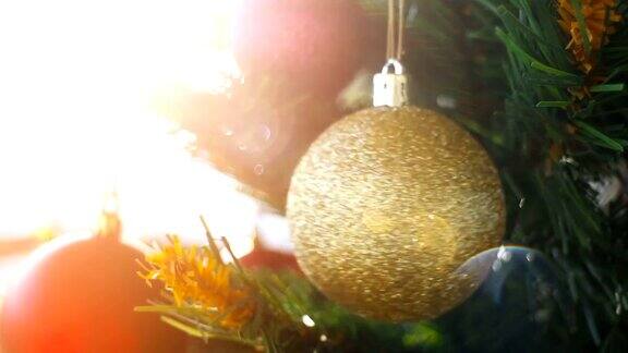有装饰品和散焦灯的圣诞树