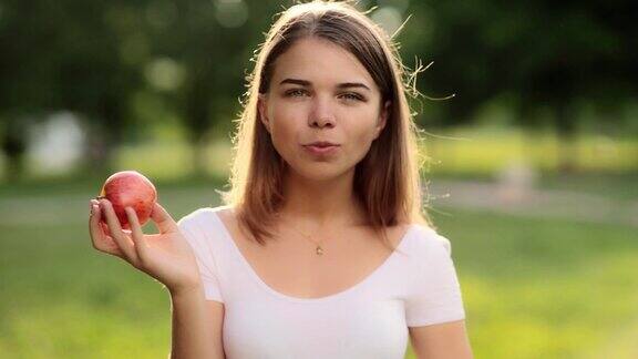 快乐女孩吃红苹果-肖像-高清视频