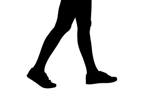 女人脚穿白色的运动鞋走路