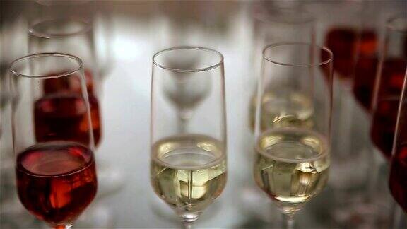 酒杯里盛着红葡萄酒和白葡萄酒为派对做准备