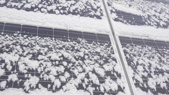 这是一幅特写在冬天屋顶上覆盖着太阳能电池板屋顶上覆盖着雪