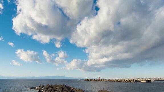 日本神奈川县Jogashima岛蓝天白云的影像