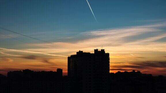 日落天空下城市建筑的剪影