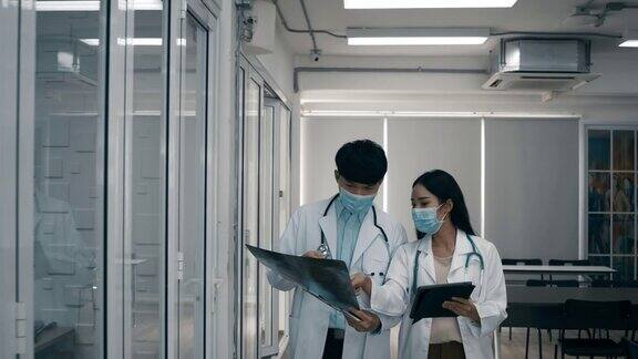 男医生和女医生在医院里走过