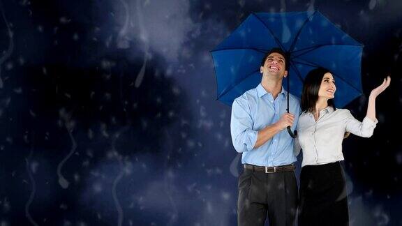 幸福夫妻撑伞下雨