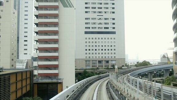 乘Yurikamome火车前往台场