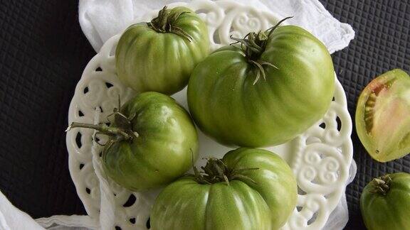 新鲜成熟的绿色番茄生的有机蔬菜