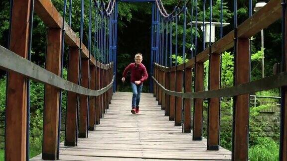 男孩在Vucjanka桥上高速奔跑