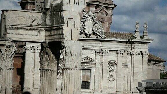 游客们在古罗马广场的废墟上剪影