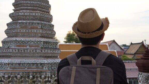 年轻的亚洲旅行背包客在WatArun寺庙户外在曼谷泰国-旅行背包探索亚洲城市